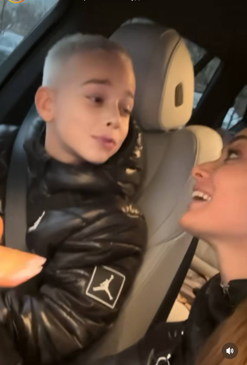 "Свій власний Емінем". Ксенія Мішина здивувала кардинально новим кольором волосся 11-річного сина (відео)